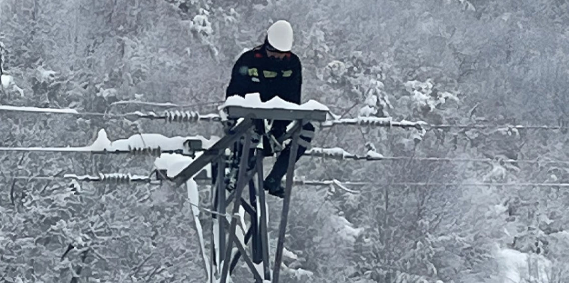 Karadeniz’de kar ve fırtına elektrik hatlarını vurdu