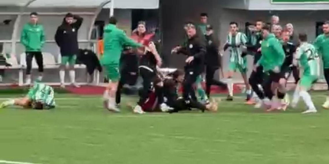 Rize'de bir amatör maçta saha karıştı, yumruklar konuştu