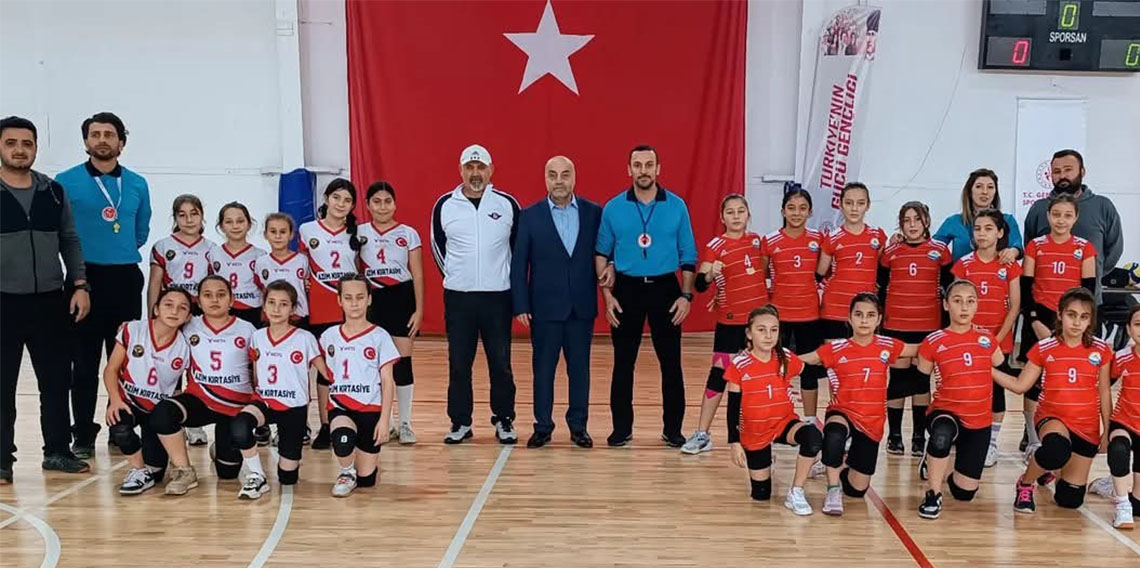 Alaplı Merkez Ortaokulu Voleybol Takımı Zonguldak Şampiyonası'nda