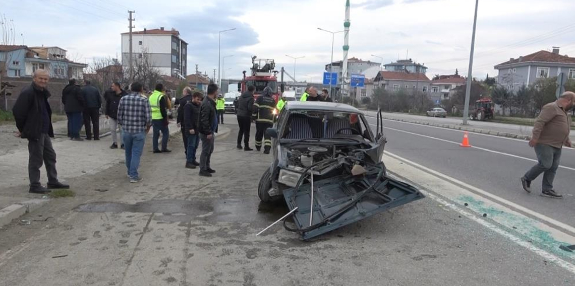 Samsun'da Direğe Çarpan Araç Hurdaya Döndü