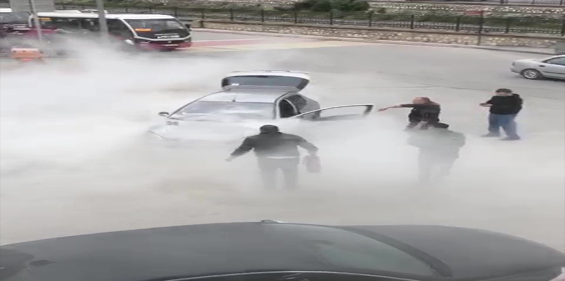 Motor kısmından yanan otomobile yangın tüpü ile müdahale ettiler