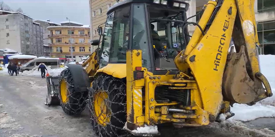 Rize'de komiser iş makinesinin direksiyonuna geçti, karla mücadele etti