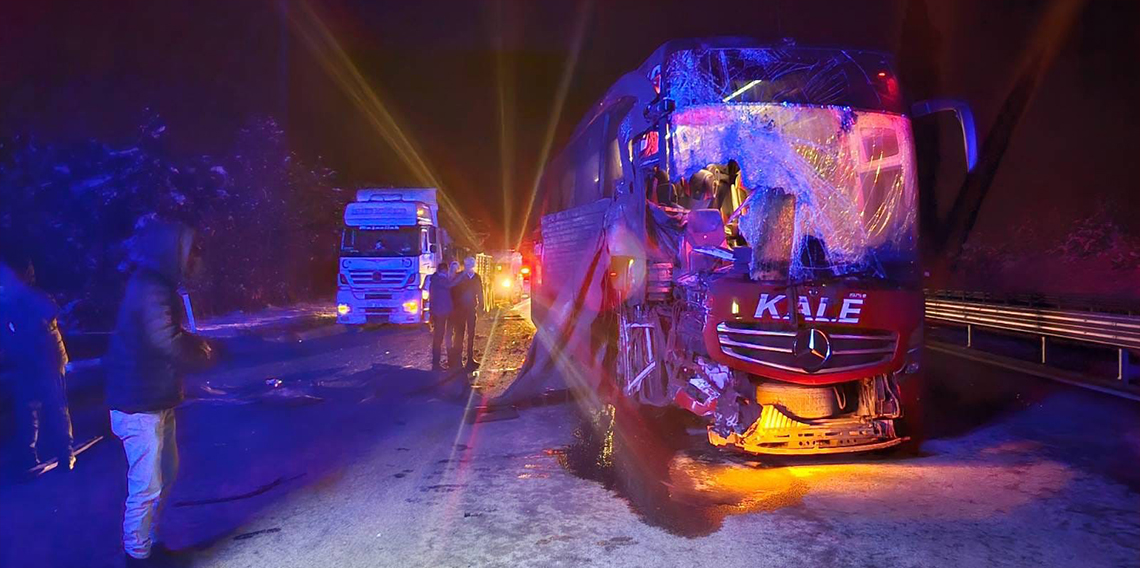 Otoyolda yolcu otobüsü tıra çarptı: 6 yaralı