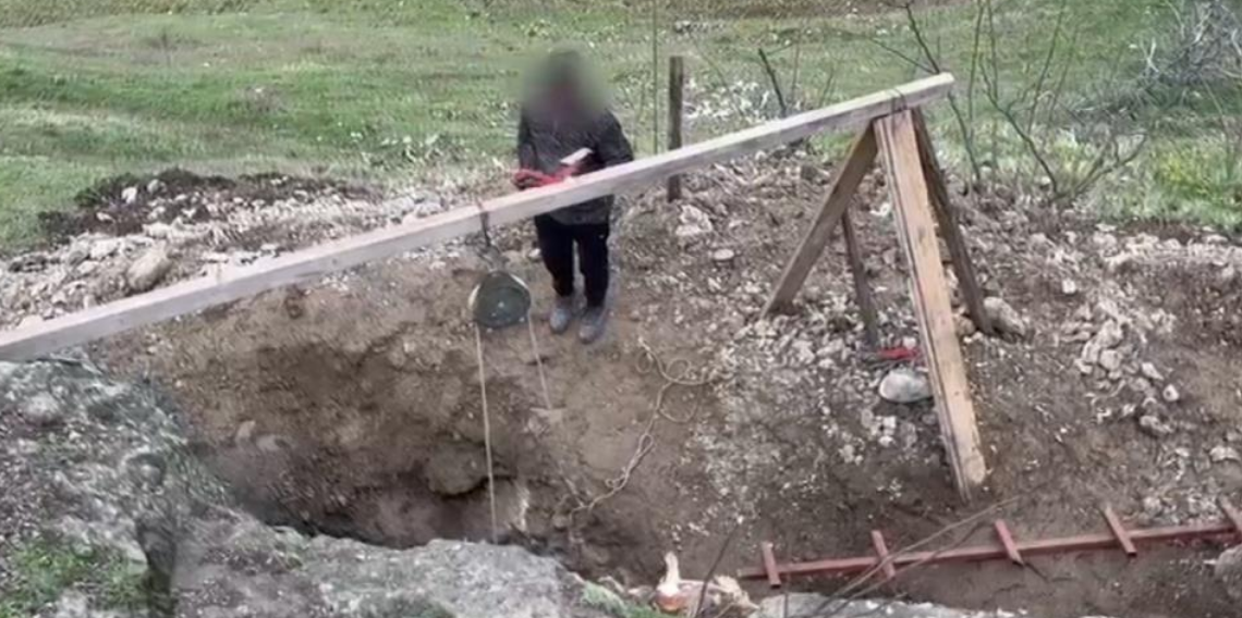 Kanalizasyon bahanesiyle 6 metrelik define çukuru kazdılar