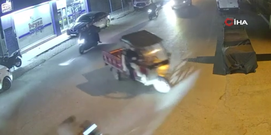 Adana’da 2 motosiklet çarpıştı... Kaza anı kamerada