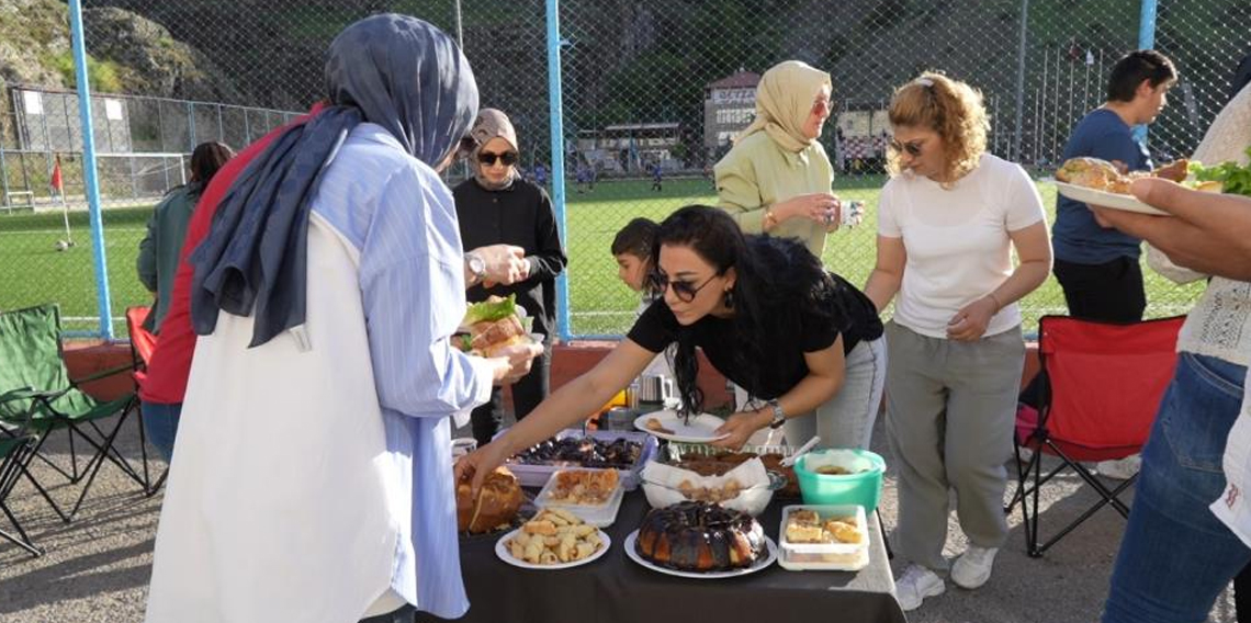 Gümüşhane’de tribünlere anne eli