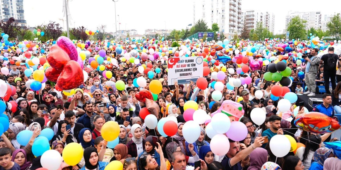 Binlerce balon minik Ali Asaf için gökyüzüne bırakıldı