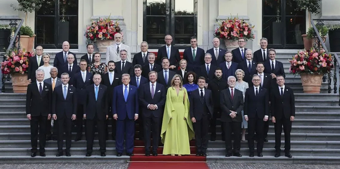 Cumhurbaşkanı Erdoğan ile Trump, NATO aile fotoğrafında yan yana poz verdi