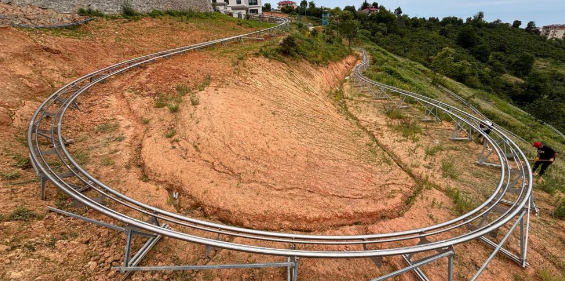 40 kilometre hız, 850 metrelik parkur; Karadeniz'in en uzun dağ kızağı Trabzon'da hizmete giriyor