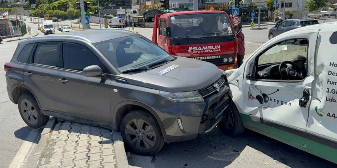 Samsun’da SUV ile Hafif Ticari Araç Çarpıştı: Baba ve 2 Yaşındaki Oğlu Yaralandı
