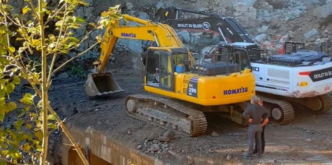 Rize'de sel ve heyelanlar sonrası riskli kayalara ilginç temizlik