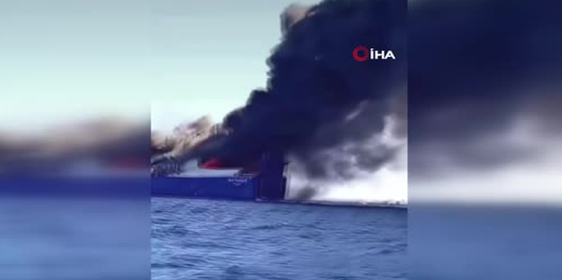 Yunanistan'ın Mikonos adası açıklarında gemi yangını