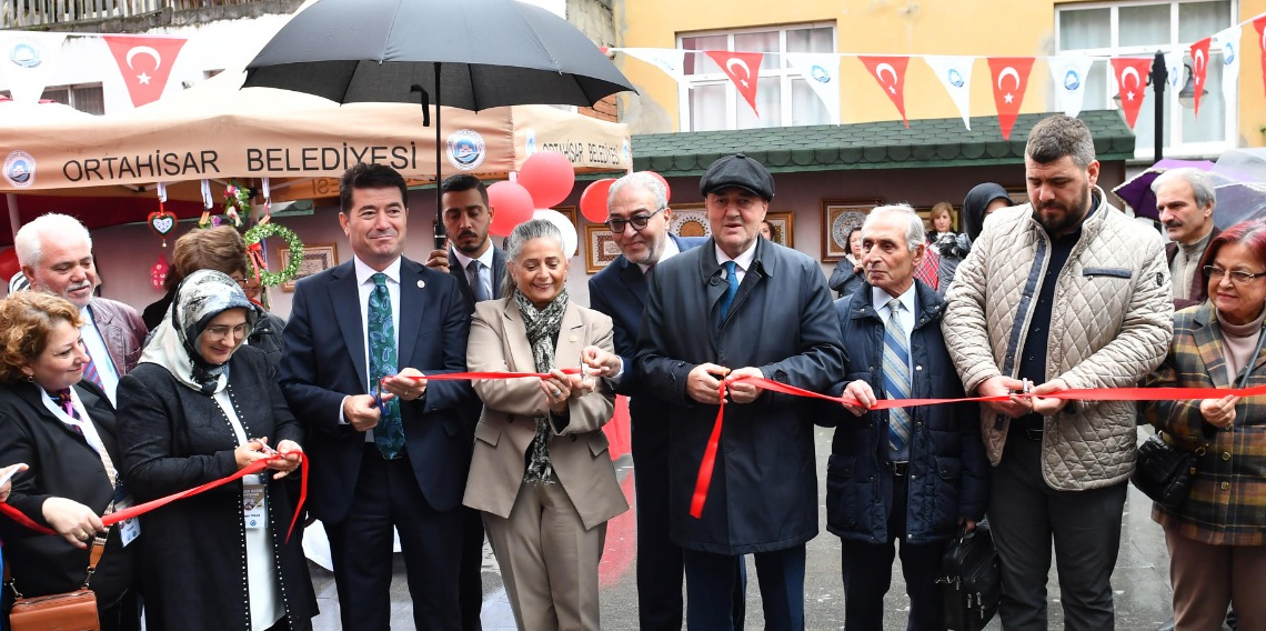 Başkan Kaya, ‘Üreten Kadınlar El Emeği Ürünler Sergisi’nin açılışına katıldı