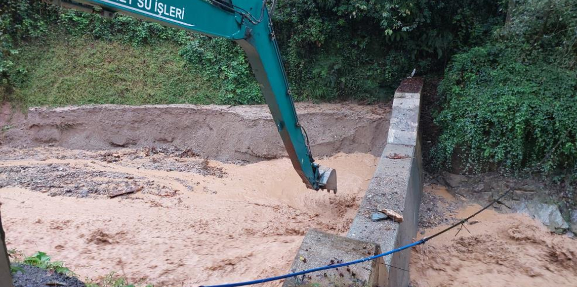 Rize'de heyelanlı zor şartlarda çalışması