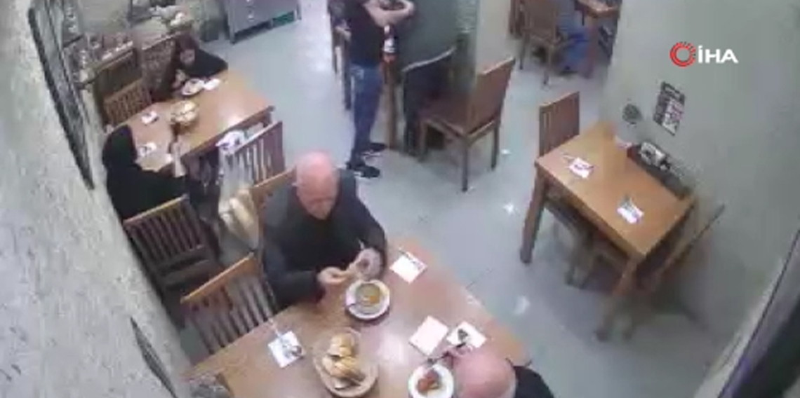 Lokantada Heimlich manevrasıyla müşterinin hayatını kurtardı