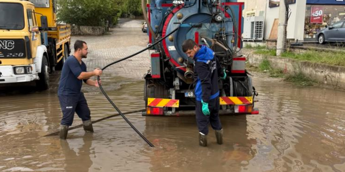 Bodrum’da sağanak alarmı! Yollar kapandı, iş yerini su bastı