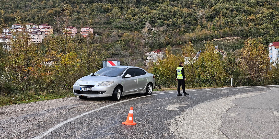 Otomobili ile 25 metre yüksekten uçuruma uçtu, burnu bile kanamadan kurtuldu