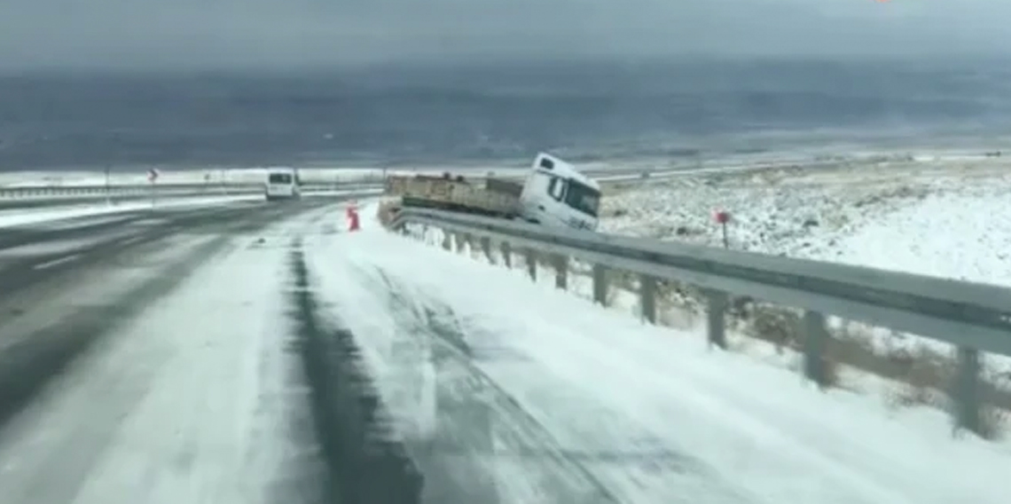 Kars’ta buz tutan yolda kayan tır şarampole düştü