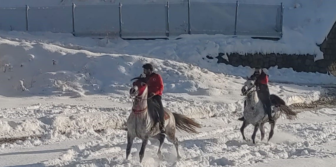 Kar üstünde cirit antrenmanı nefes kesti