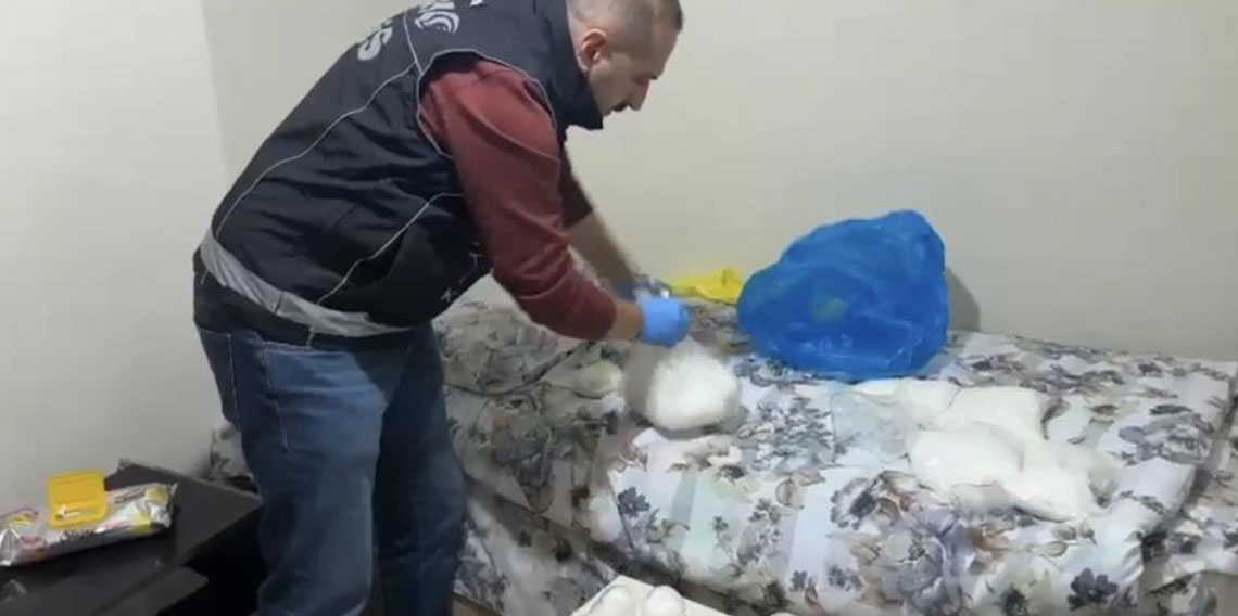 Narkotik polisi 'zula' evlerini çökertti!