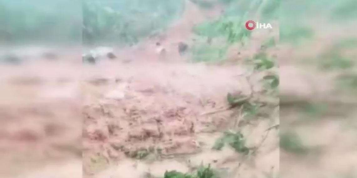 Endonezya'nın Kuzey Sumatra bölgesinde sel: 17 ölü, 61 yaralı