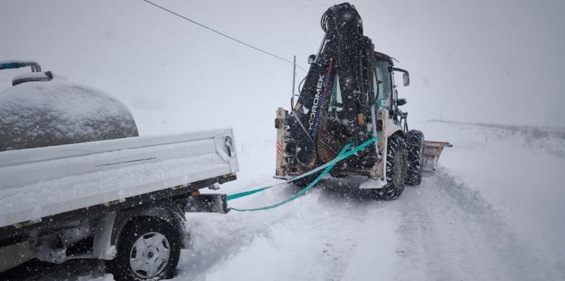 Bayburt’ta kar nedeniyle yolda kalan sürücülerin yardımına ekipler yetişti