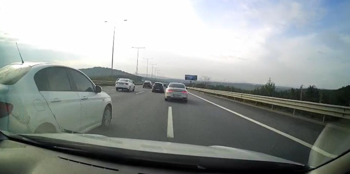 Sürücüyü sıkıştıran trafik magandası kamerada