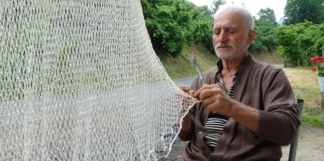 Koyunları otlatırken öğrendi: 61 yıldır balık ağı örüyor