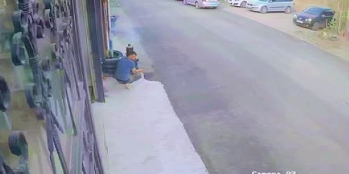 Çılgın kedilerin saldırısı güvenlik kamerasında
