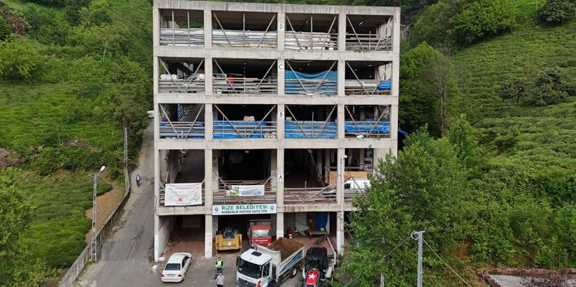 Rize'de 4 katlı kurban pazarında hareketlilik arttı!