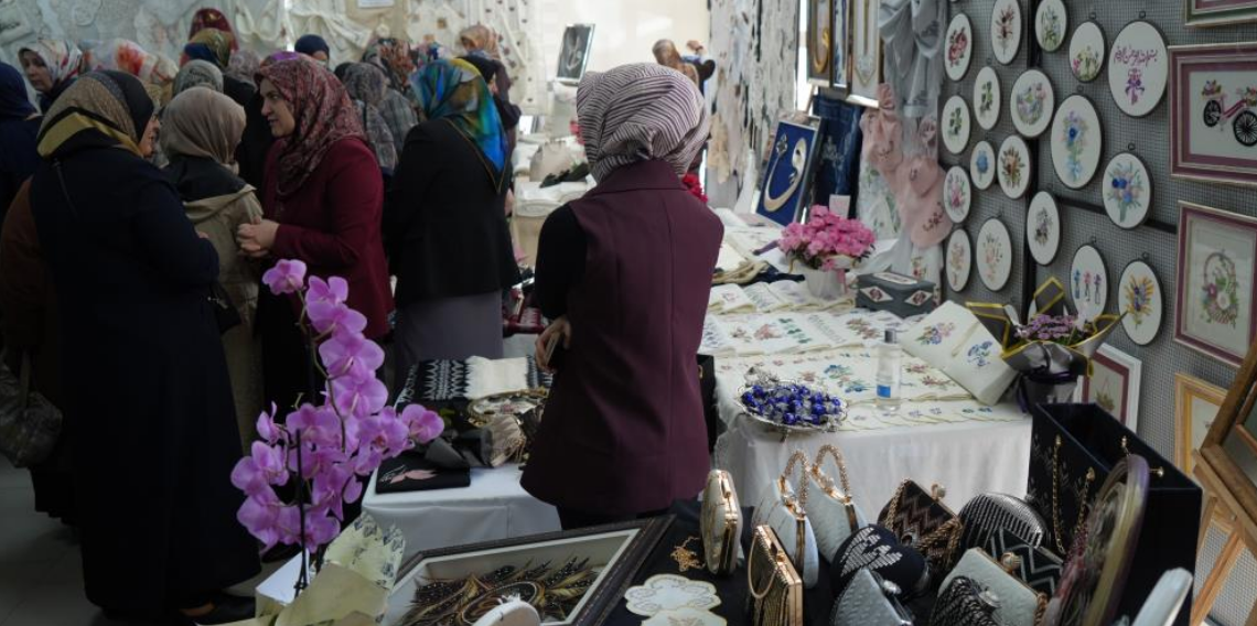 Bayburtlu kadınların yıl boyunca hazırladığı el emeği ürünler görücüye çıktı