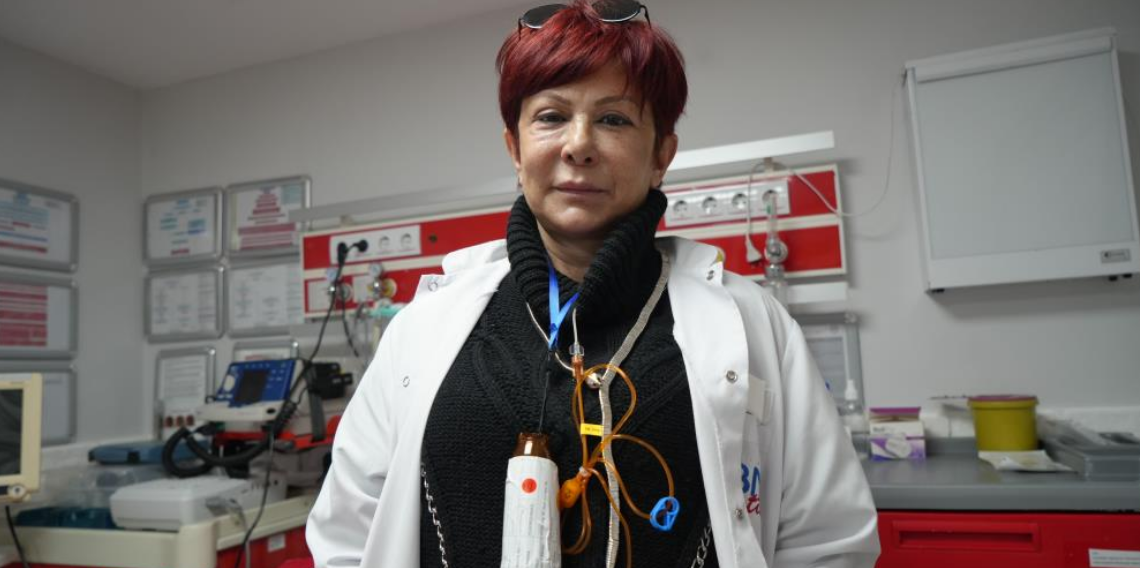 Kanserle mücadele eden acil hekiminden örnek duruş. Boynuna takılı kemoterapi aparatıyla görevde
