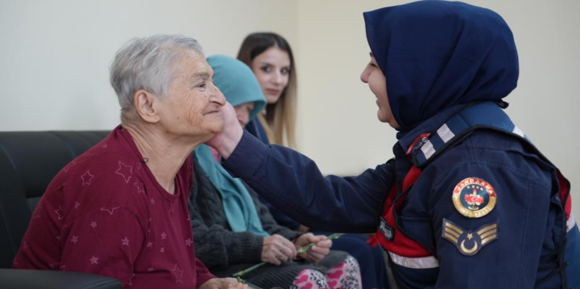 Bayburt’ta Anlamlı Ziyaret, Jandarmadan Huzurevi Sakinlerine Moral