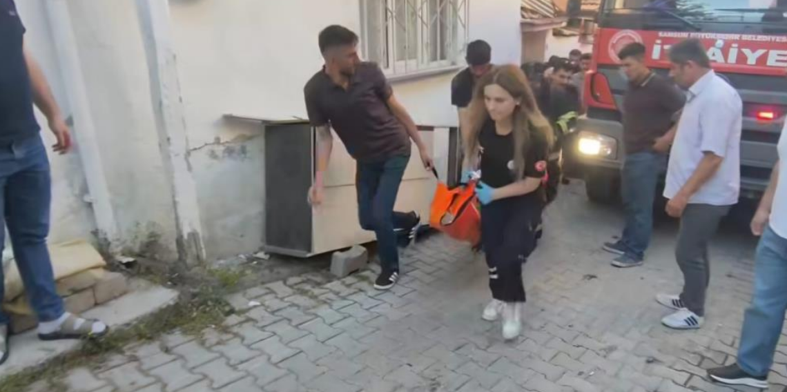 Samsun'un Vezirköprü ilçesinde ev yangını: 1 kişi ağır yaralandı