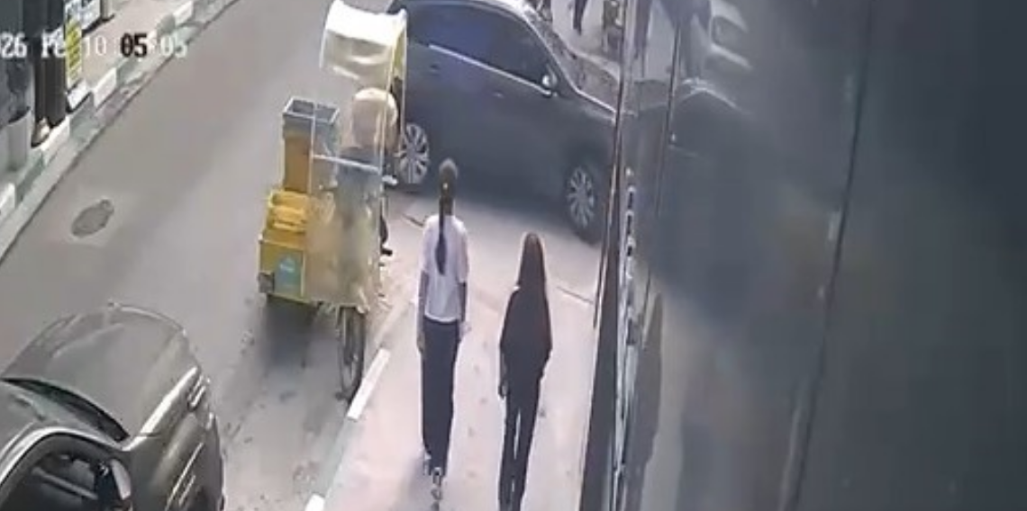 Niksar'da kontrolden çıkan otomobil iş yerinin duvarına çarptı