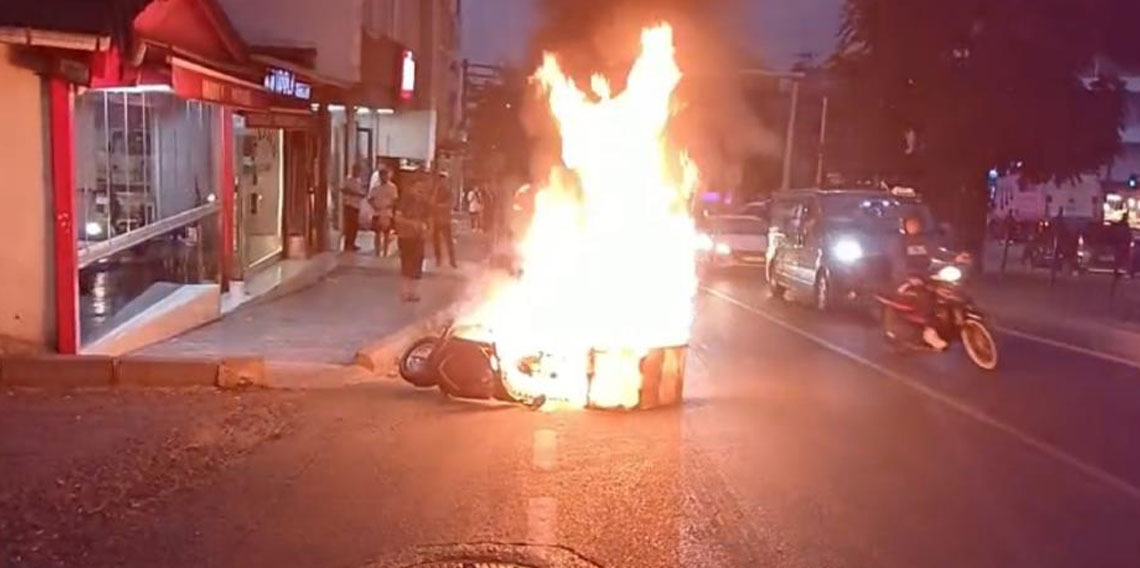 Seyir halindeki motosiklet yandı, olay anı güvenlik kamerasında