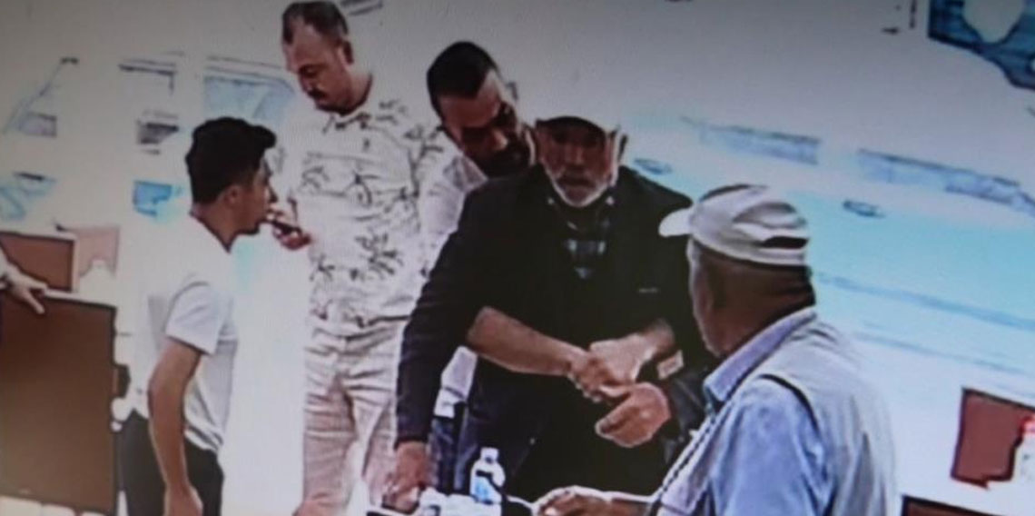 Gümüşhane'de boğazına yemek kaçan yaşlı adamı Heimlich manevrasıyla kurtardı