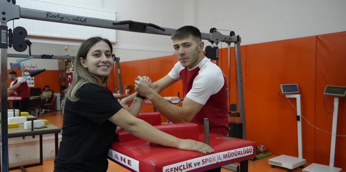 Bilek güreşini bırakmak üzereyken antrenörünün desteğiyle dünya sahnesine çıktı