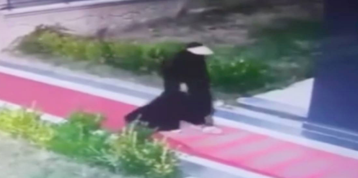Evden hırsızlık yaptı, parkta kıyafet değiştirip kaçtı: Otobüste yakalandı