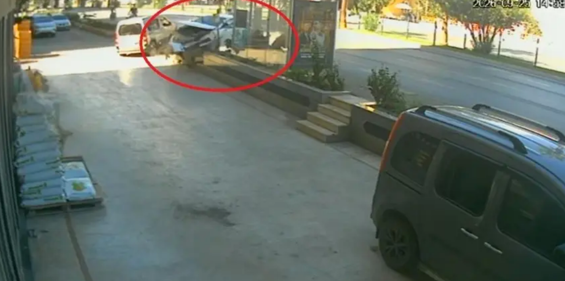 Antalya'da otomobil önce yayaya çarptı ardından otobüs durağına böyle daldı: