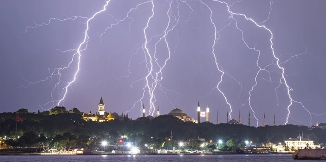 İstanbul’da şimşekler geceyi aydınlattı