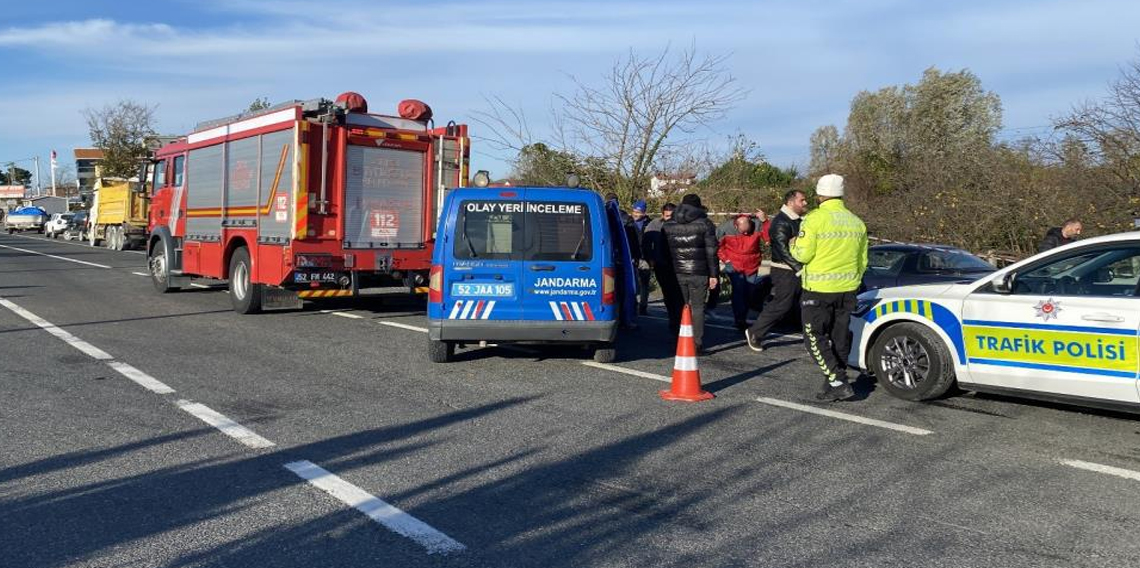 Otomobil, kavşaktan dönen kamyona arkadan çarptı: 3 ölü