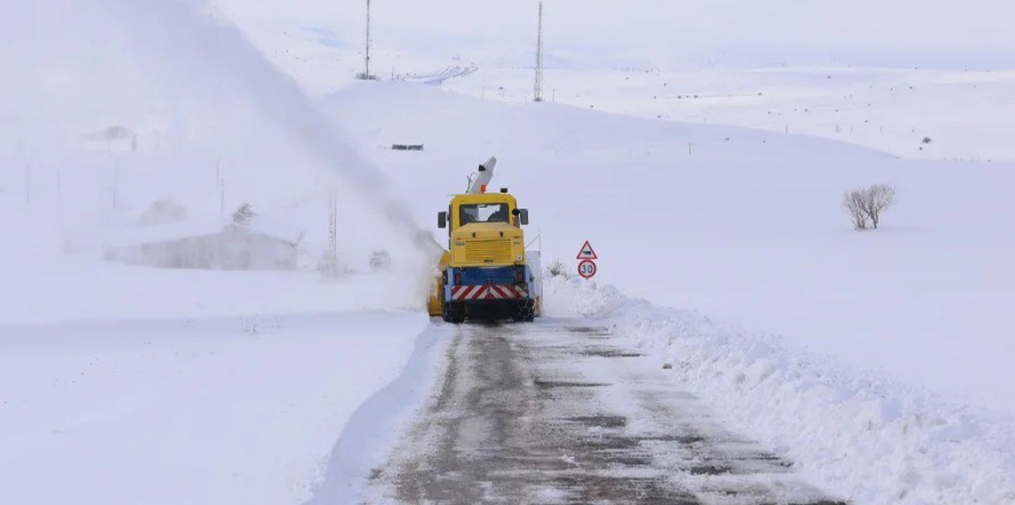 Bayburt'un kapalı köy yollarında yol açma çalışmaları devam ediyor