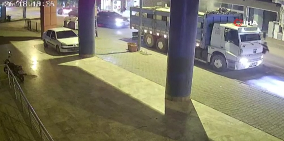 Seyir halindeki kamyonun kasası alev aldı