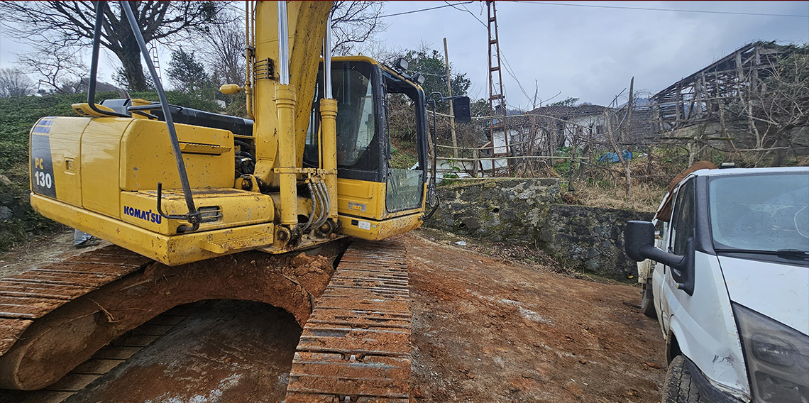 Artvin’de kaygan yolda ekskavatör kamyonete çarptı: 1 yaralı