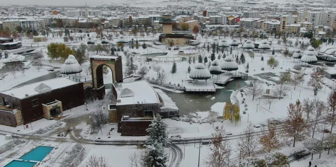 Elazığ’da kent beyaza büründü