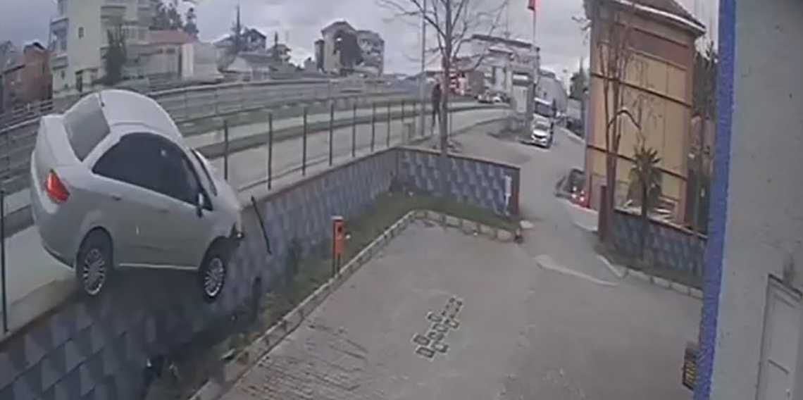 Bafra’da Otomobil Cami Bahçesine Uçtu