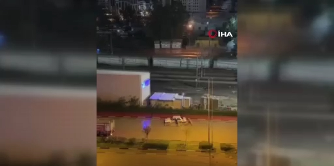 Hatay’da aşırı yağışların etkisiyle, göle dönen yollarda araçlar mahsur kaldı