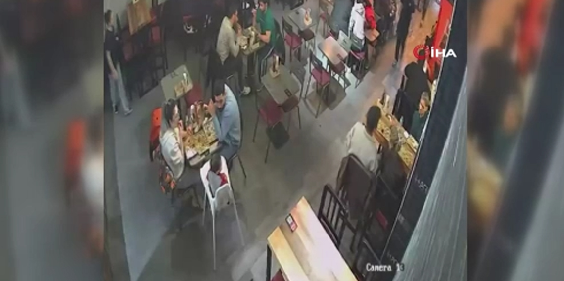 Bebeği Heimlich manevrası ile kurtardı