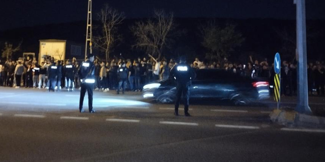 Samandıra'da Fenerbahçeli taraftarlar takım otobüsünü taşladı